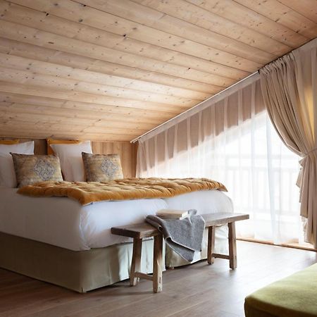 Grandes Rousses Hotel & Spa Alpe d'Huez ภายนอก รูปภาพ A bedroom at the Hotel de Crillon