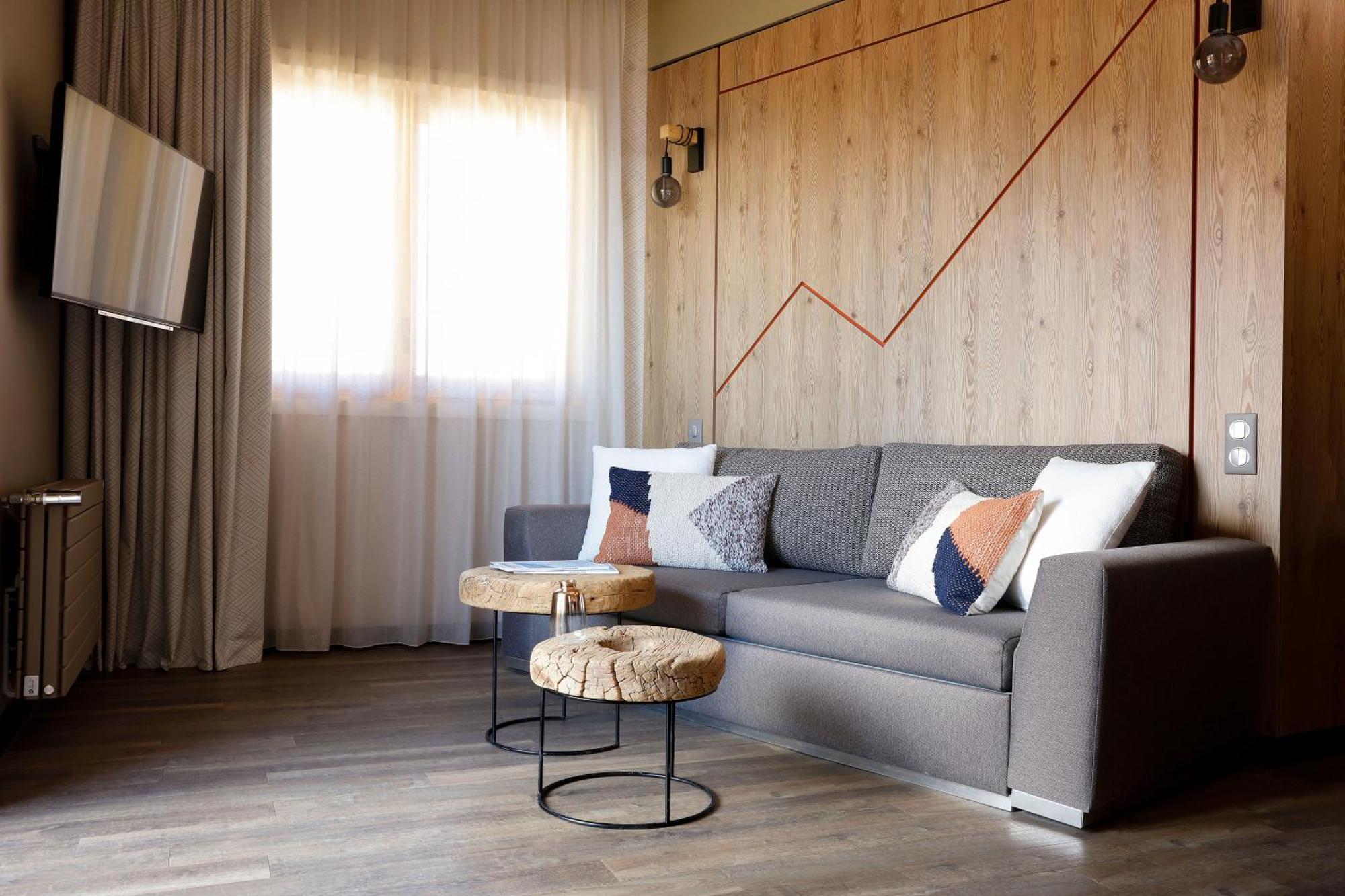 Grandes Rousses Hotel & Spa Alpe d'Huez ภายนอก รูปภาพ A living room in a hotel