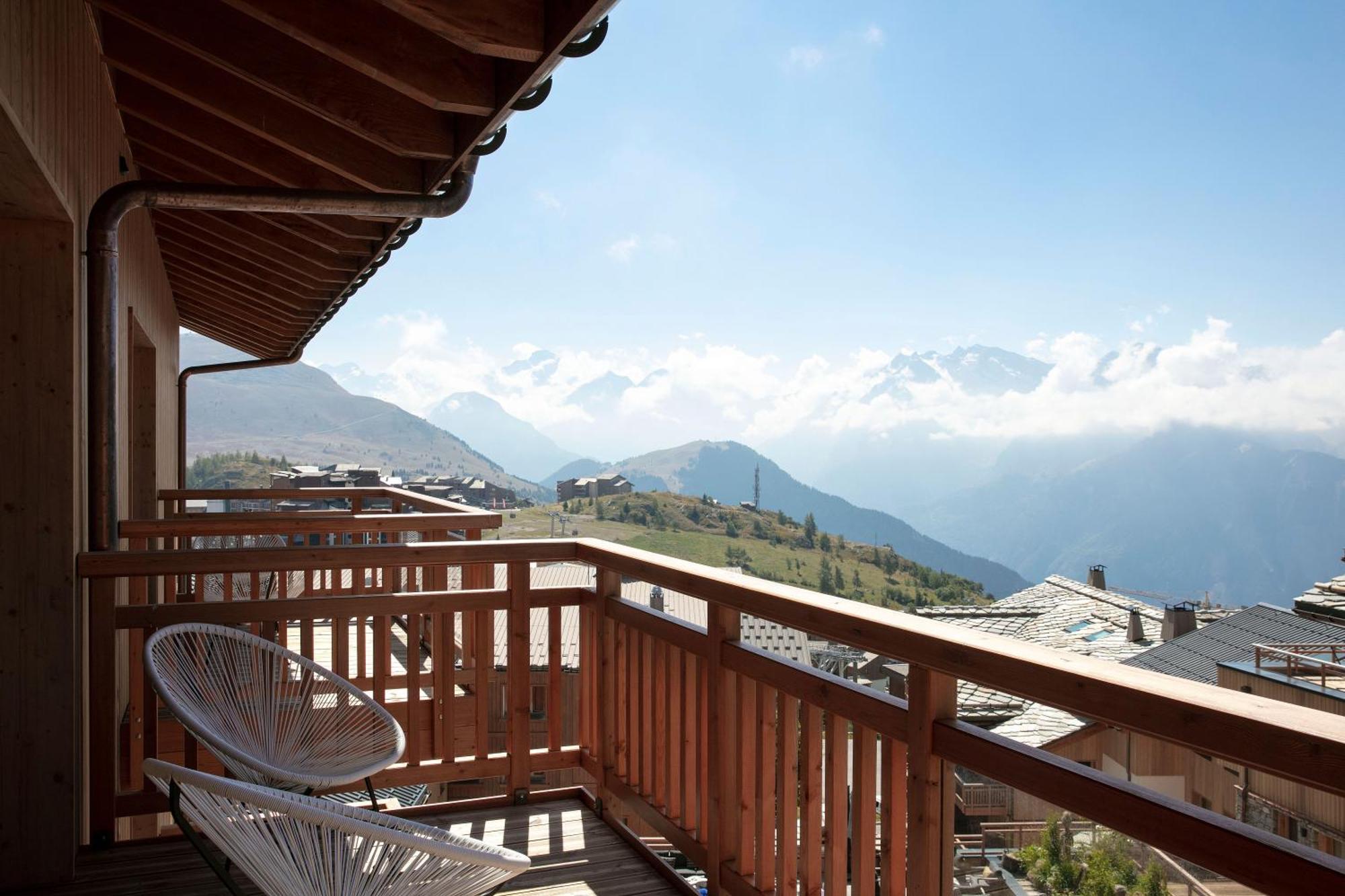 Grandes Rousses Hotel & Spa Alpe d'Huez ภายนอก รูปภาพ A balcony in Les Saisies
