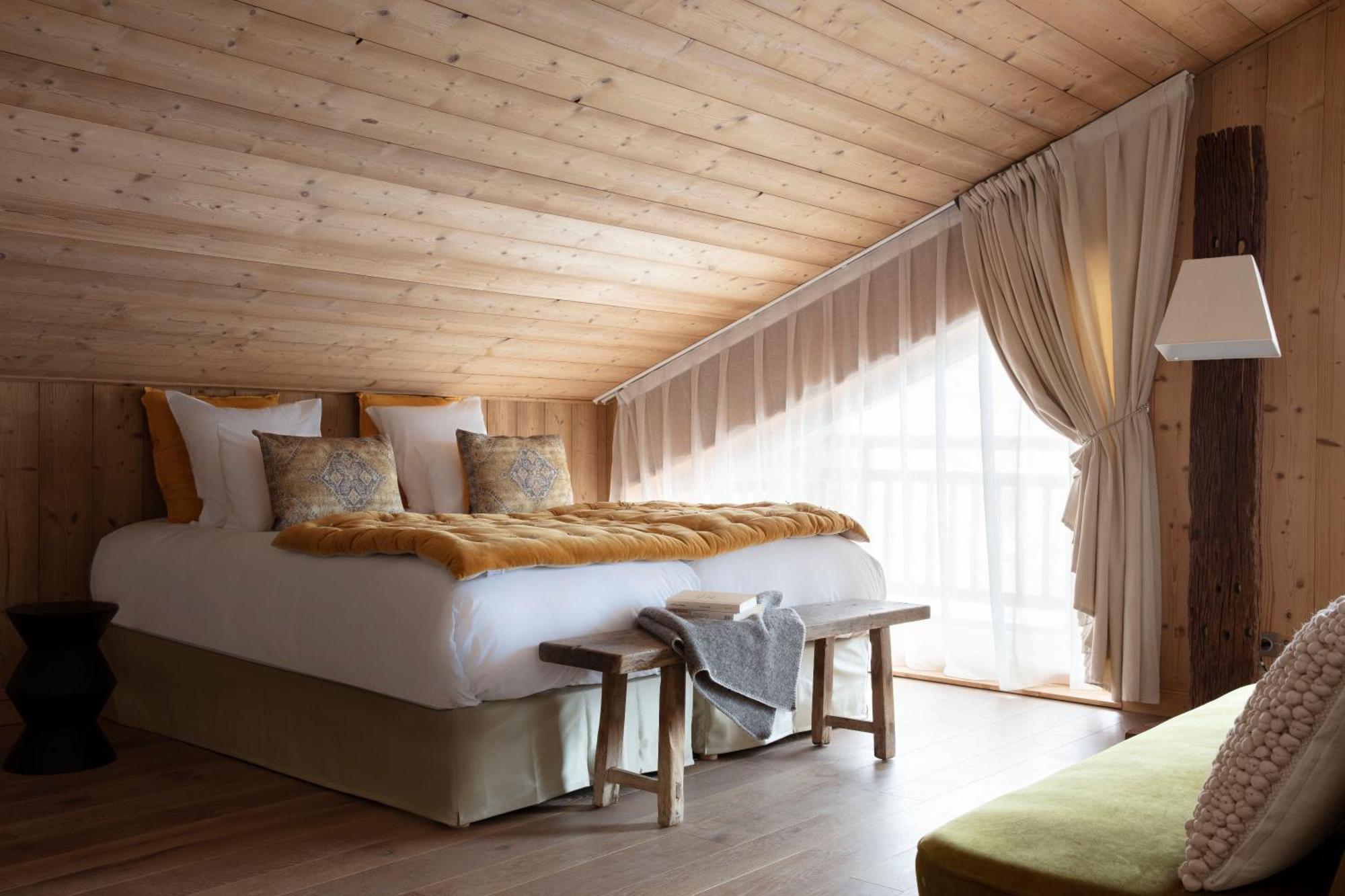 Grandes Rousses Hotel & Spa Alpe d'Huez ภายนอก รูปภาพ A bedroom at the Hotel de Crillon