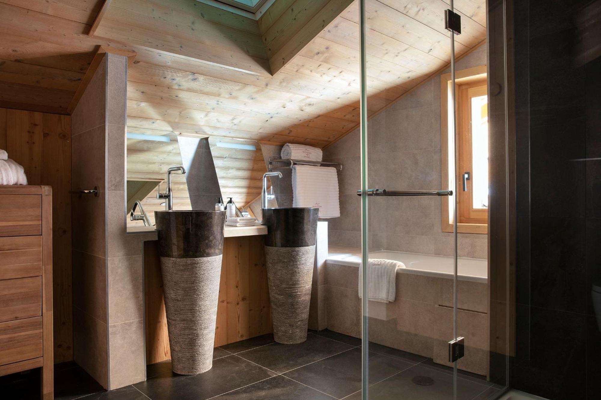 Grandes Rousses Hotel & Spa Alpe d'Huez ภายนอก รูปภาพ Bathroom in a chalet