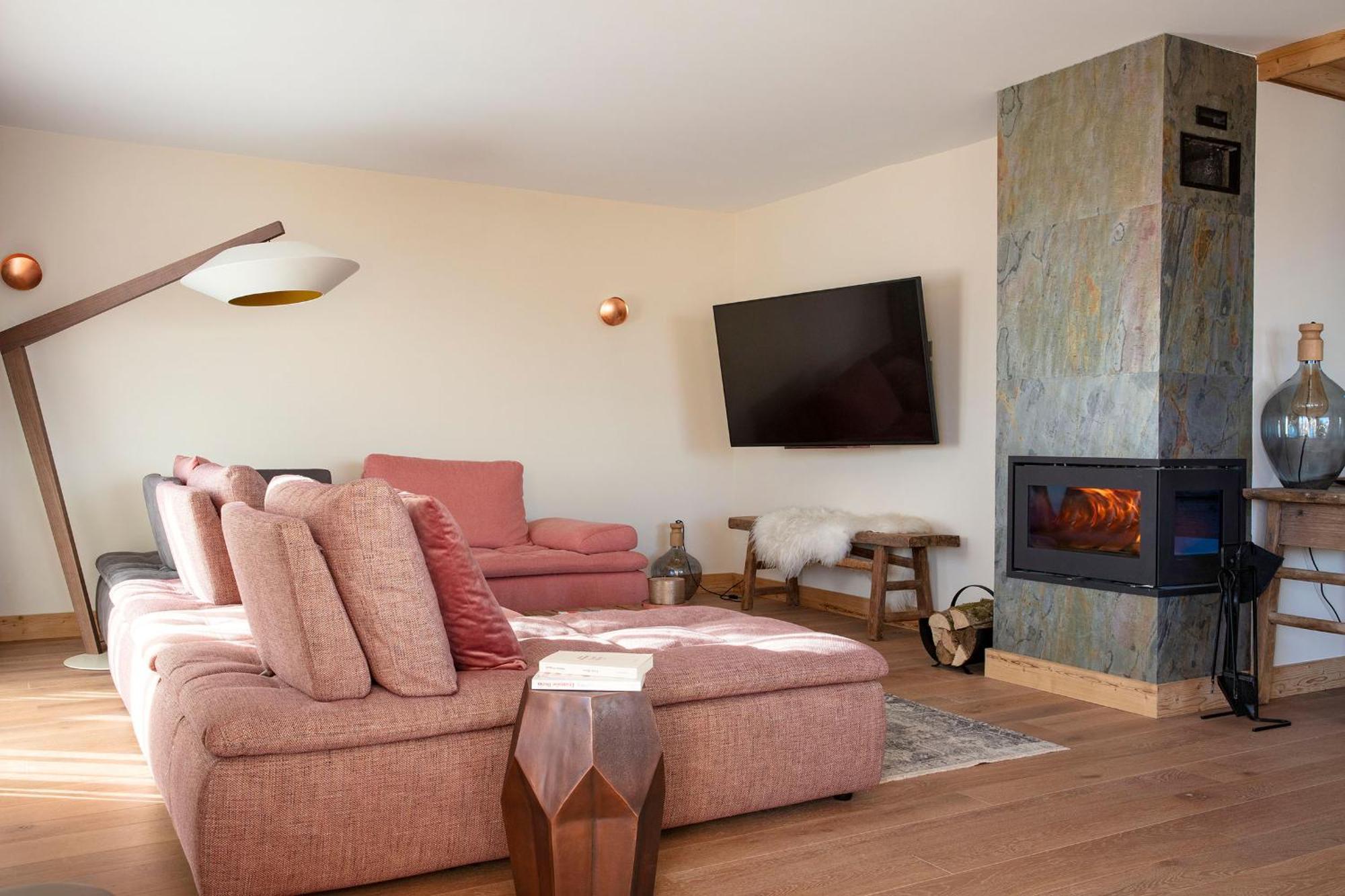 Grandes Rousses Hotel & Spa Alpe d'Huez ภายนอก รูปภาพ A living room with a fireplace