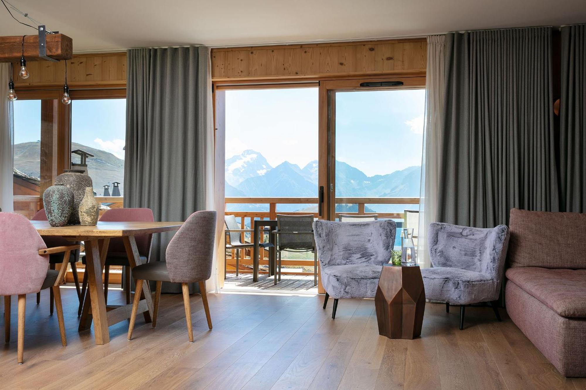 Grandes Rousses Hotel & Spa Alpe d'Huez ภายนอก รูปภาพ A living room in a chalet