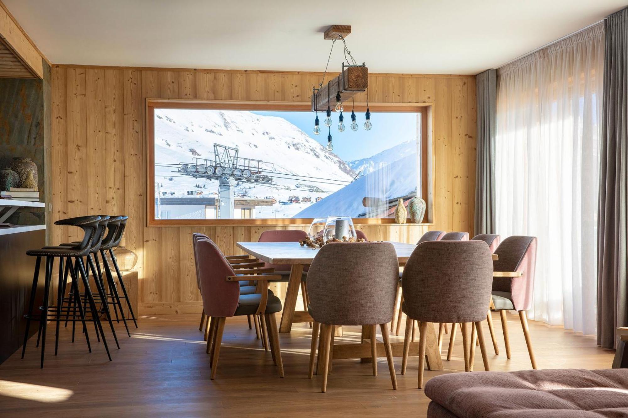 Grandes Rousses Hotel & Spa Alpe d'Huez ภายนอก รูปภาพ A dining room in a chalet