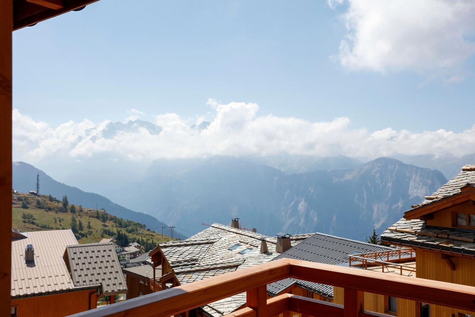 Grandes Rousses Hotel & Spa Alpe d'Huez ภายนอก รูปภาพ View of Mont Blanc from Les Saisies